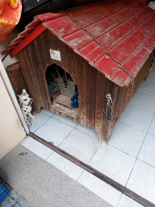 Casota para cão grande com corrente.