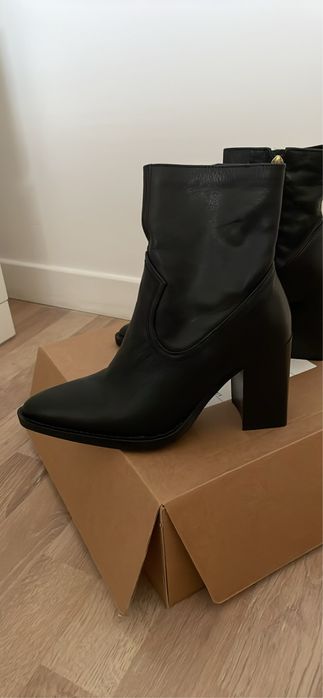 Botas pretas em pele pretas da mango