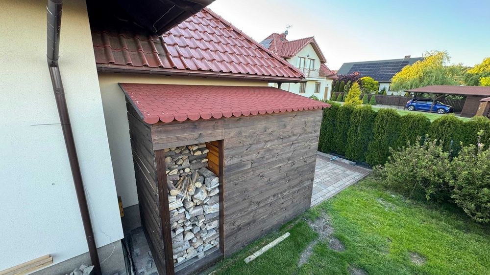 Szopa drewniana na drzewo i Quada