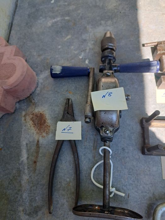 Разводные ключи, струбцины, дрели, плоскогубцы.