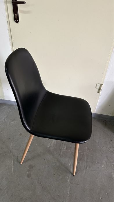 Стілець на деревяних ніжках