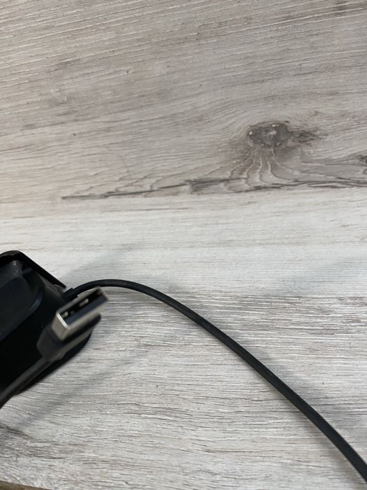Smartwatch fitbit z stacja ładujaca