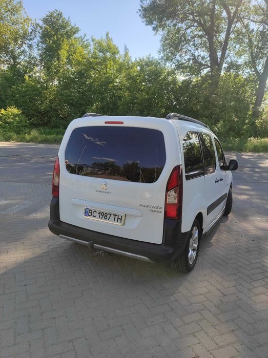 Автомобіль Пежо Партнер.