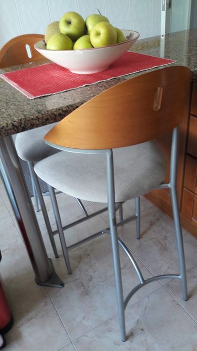 Conjunto de cozinha de alta qualidade: mesa + 4 cadeiras + 2 bancos de balcão