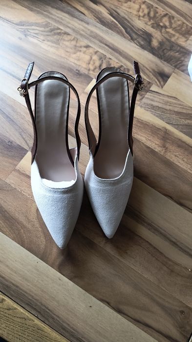 Buty z odkrytą pięta z ozdobnym łańcuszkiem