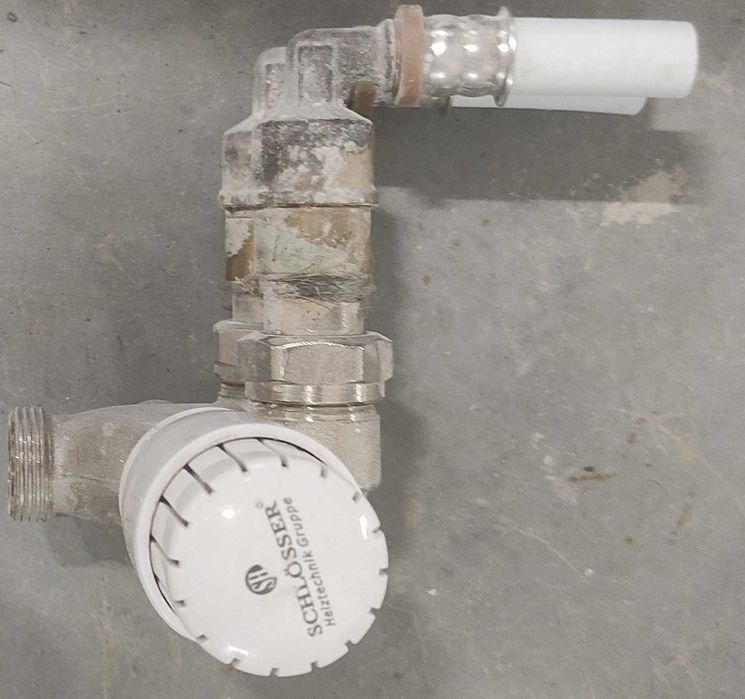 Zawór 4-drogowy kątowy prawy z głowicą termostatyczną Schlosser