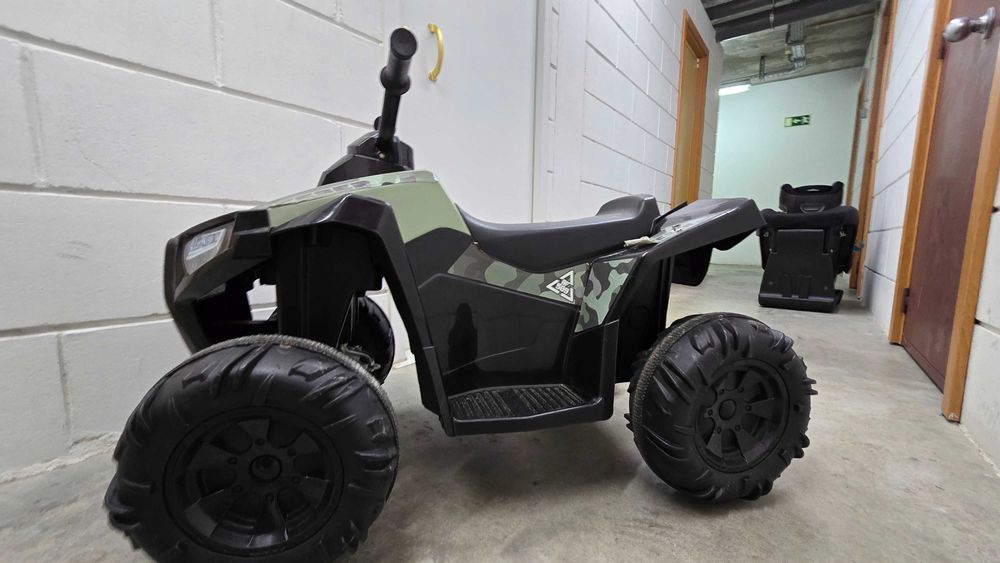 Moto 4 criança elétrica Feber 12v
