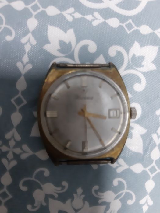 Vários relógios à escolha, tudo a funcionar