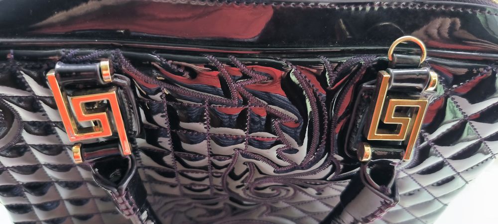 Сумка Versace, сливочного цвета, ближе к черному