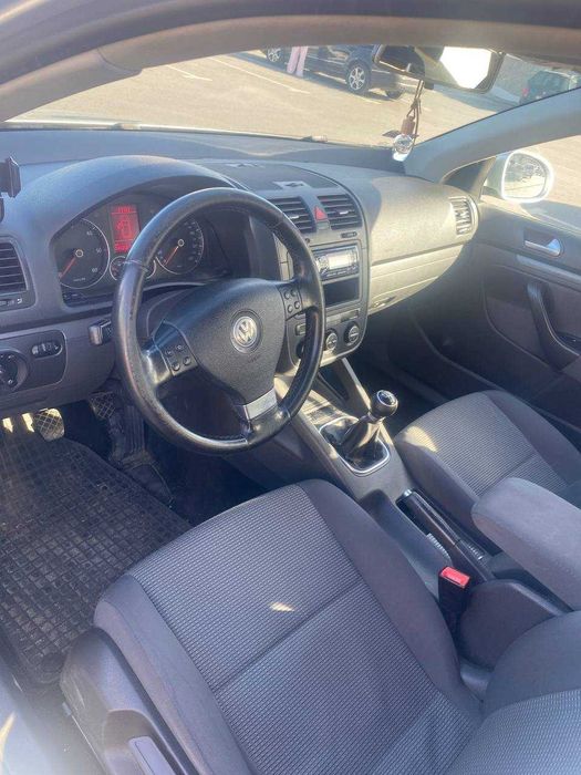 Samochód. Volkswagen Golf 5 kombi