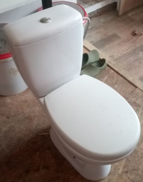 WC Cersanit  kompaktowy z deską samoopadajaca.