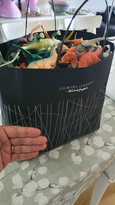 Saco cheio de bonecos animais e dinossauros