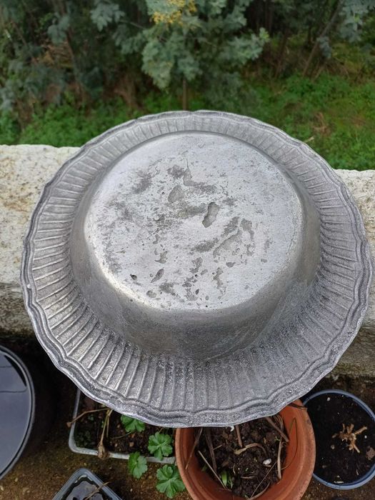 Diversas peças decorativas em alumínio fundido