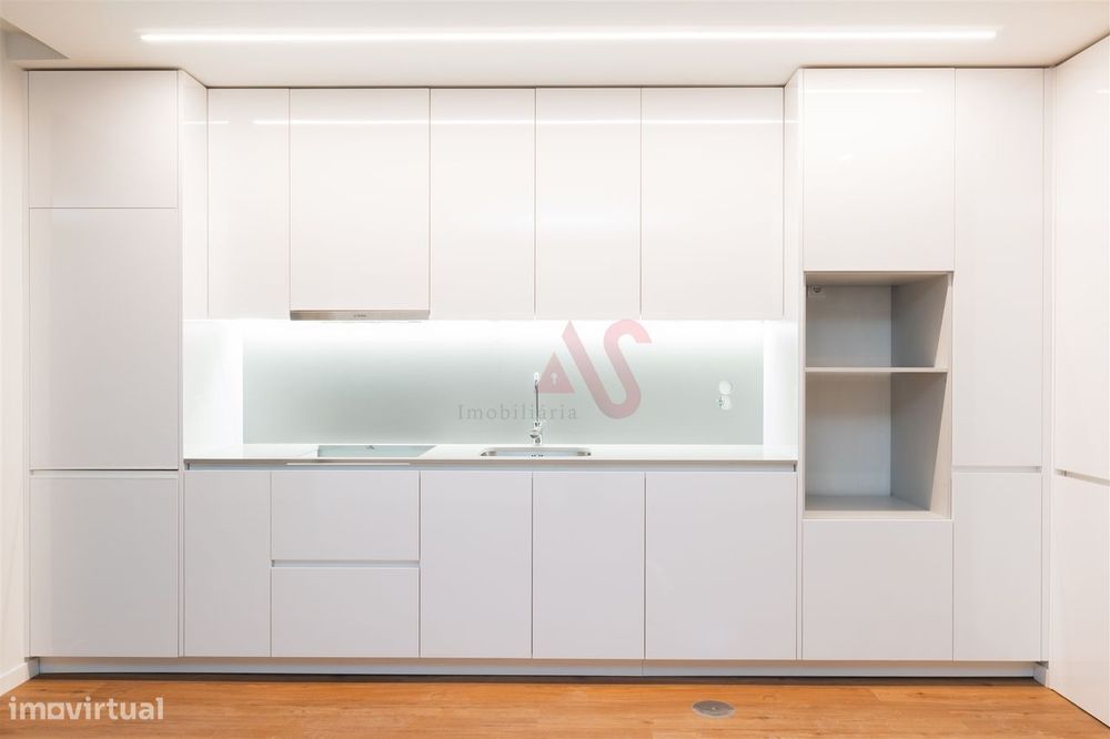 Apartamento T2+1 com varanda, em construção, situado no 1º piso. — Oliveira do Douro, Porto