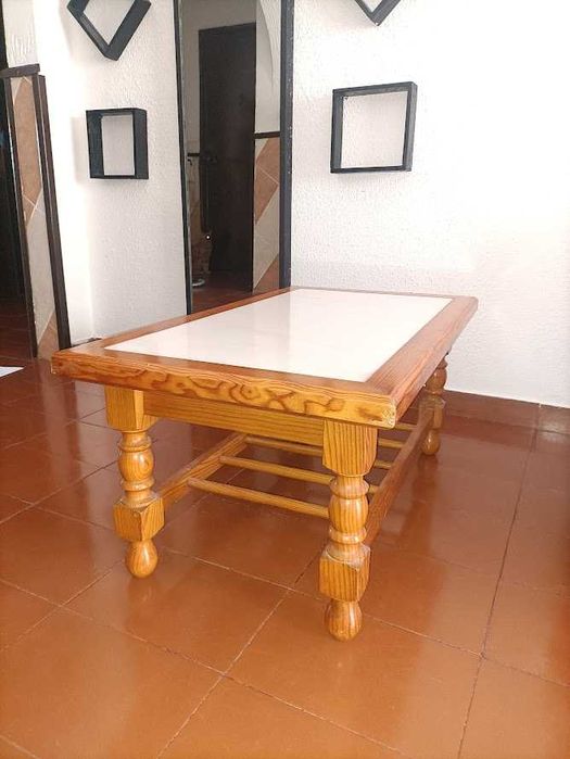 Mesa de centro em madeira com tampo em mármore