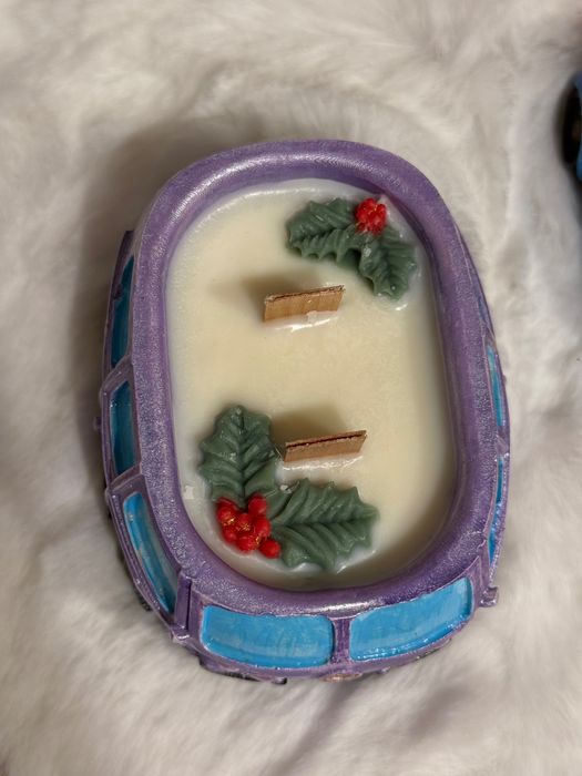 Świeca dekoracyjna w gipsowym autobusie z choinką