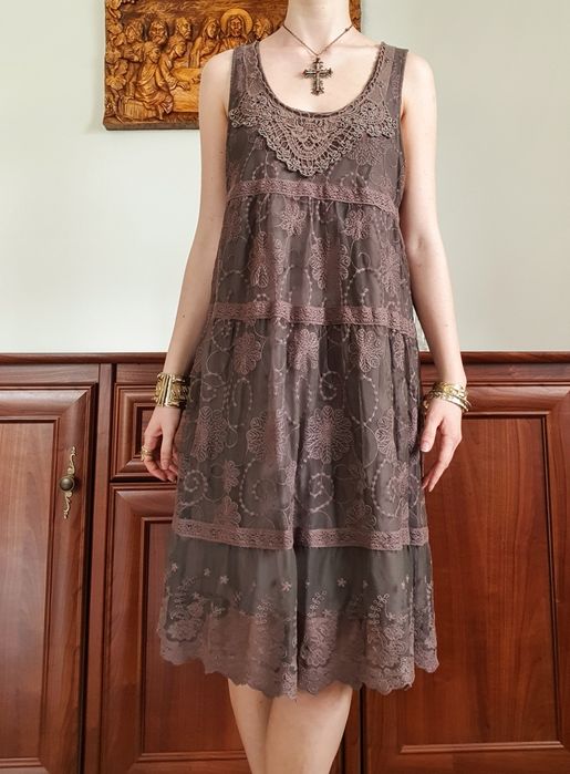 Brązowa sukienka boho z koronką