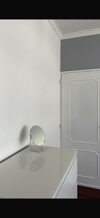 Cômoda bem conservada 4 gavetas uma com vidro leitoso branco