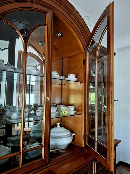 Aparador e cristaleira em madeira de cerejeira – estilo tradicional