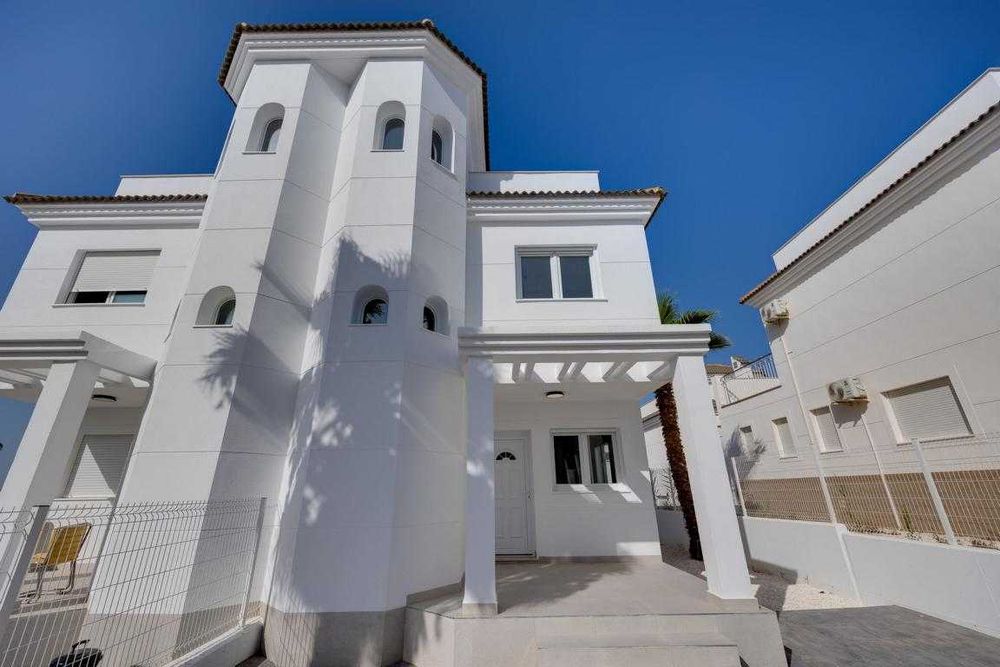 Nowa willa 3 sypialnie, ogród, solarium, basen – San Fulgencio