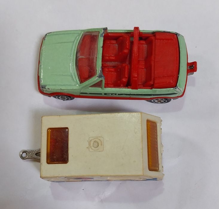 Duas miniaturas antigas Majorette Peugeot 205 e caravana