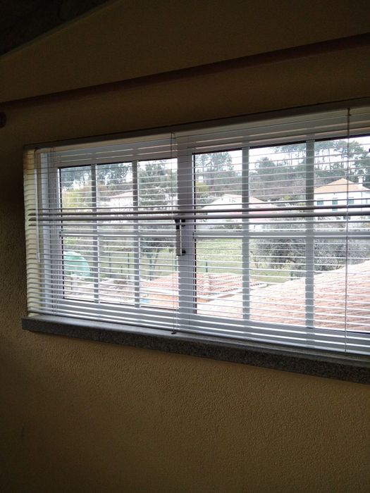 Estores manuais brancos