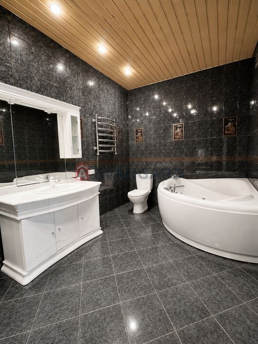 Продам 4-комнатную квартиру в центре Днепра