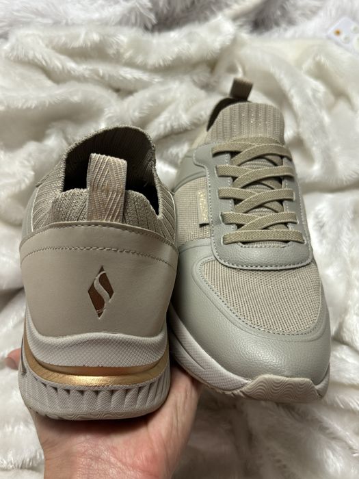 Світло- бежеві кросівки Skechers. Стан – ідеальний!38-39 розмір