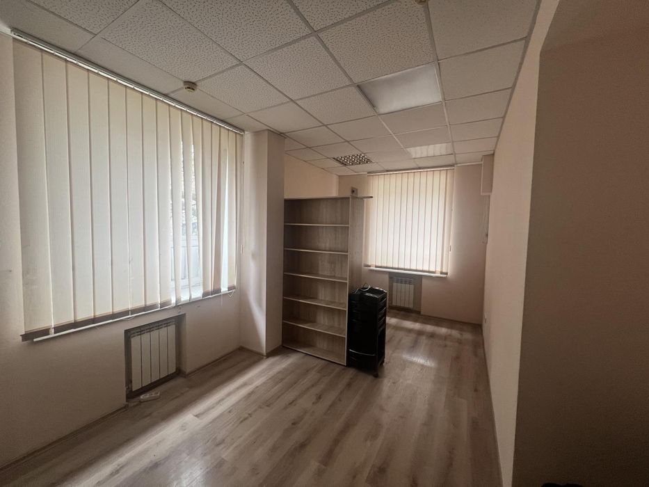Продаж фасадного офісу 130 м² — вул. В. Лобановського (р-н Металургів)