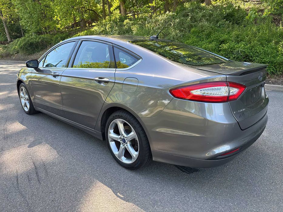 Ford Fusion Titanium Hybrid      2014