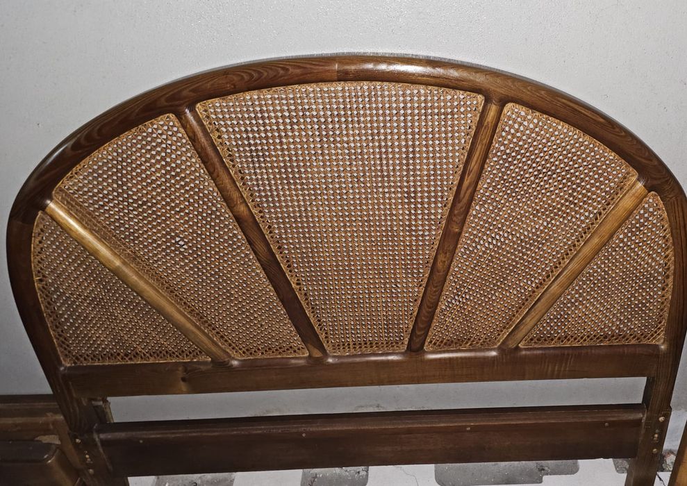 Cama casal com testeira em palhinha.