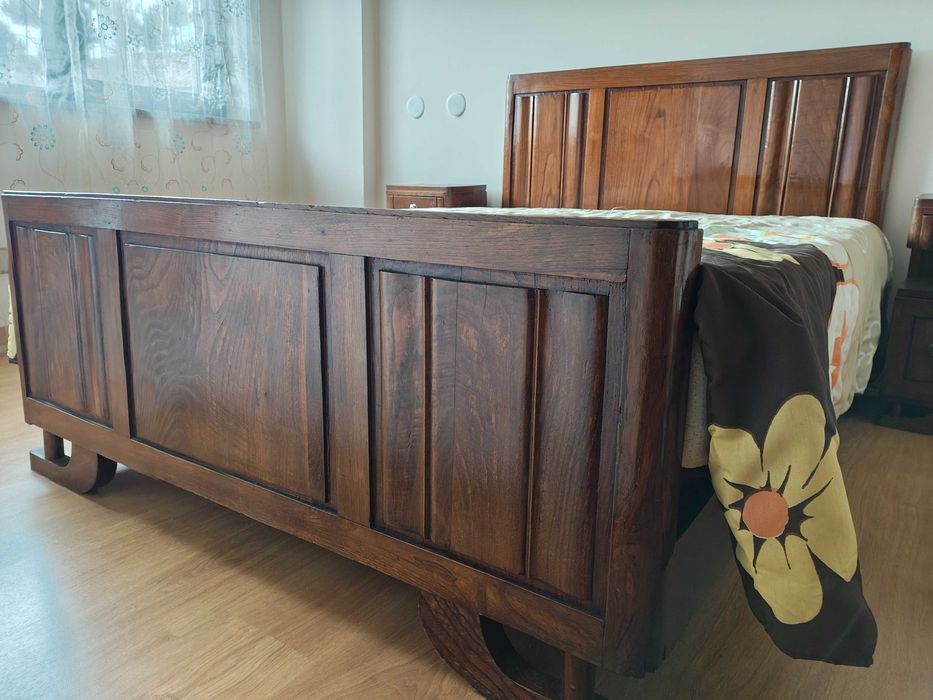 Cama de casal antiga em madeira + 2 mesas de cabeceira