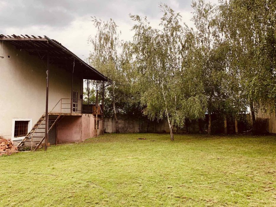 Будівля бувшого магазину з складськими приміщеннями