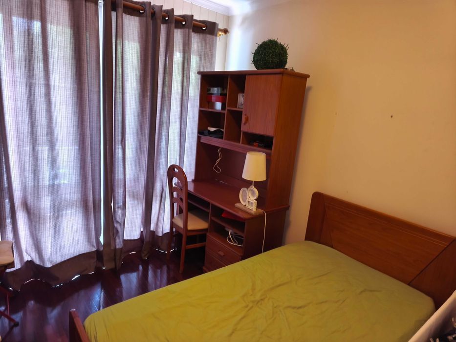 Vendo aparador de madeira, mesa e cadeiras e quarto de solteiro