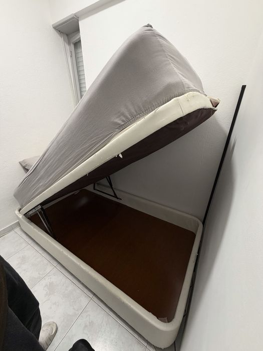 Cama de solteiro com arrumação / baú – bom estado