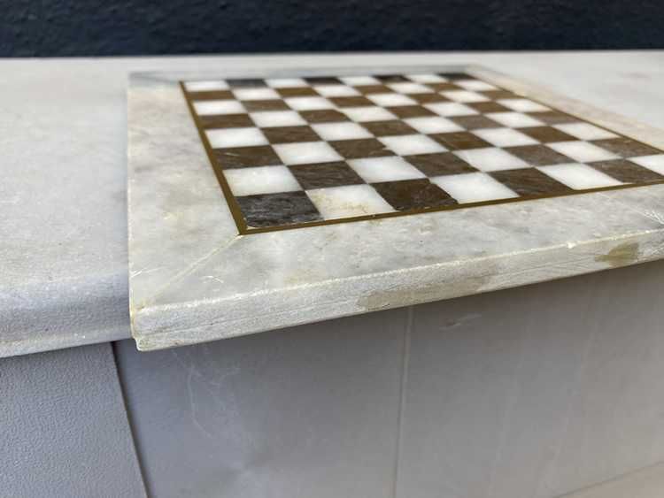 Jogo de Xadrez Artesanal em (Pedra Sabão / Alabastro) com Tabuleiro em Mármore e Latão - completo