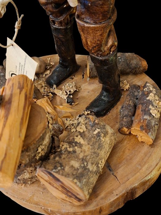 Fantástico madeireiro ou lenhador feito pela artista Ester Andrade