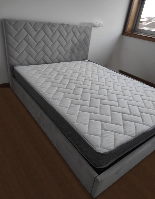 Cama de casal Cinza