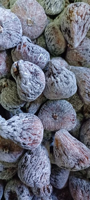 Frutos secos (amêndoa, avelã, noz) e figos.