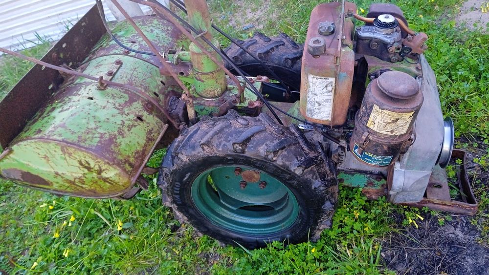 Trator moto-cultivador 14 cv.