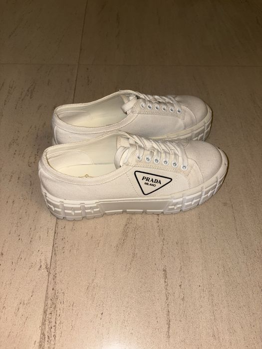 Białe buty prada