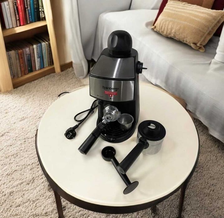 Кавоварка з капучинатором рожкова кавоварка