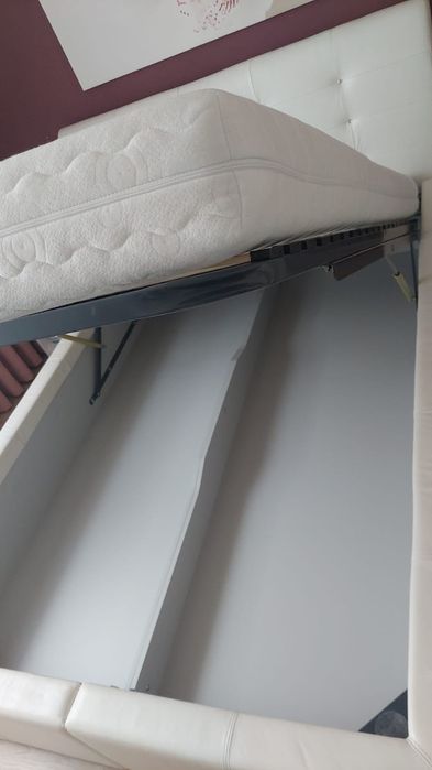 Łóżko sypialniane