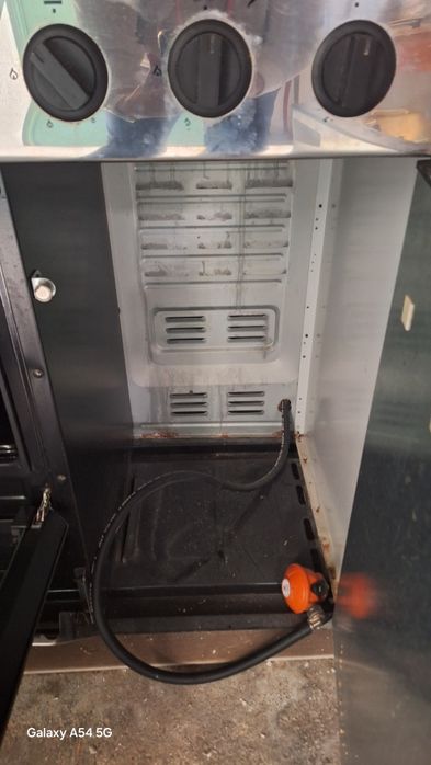 Vendo fogão a gás em bom estado, tem forno, estufa,5 bicos ,1 dos quais é rápido e tem espaço para a bilha do gaz