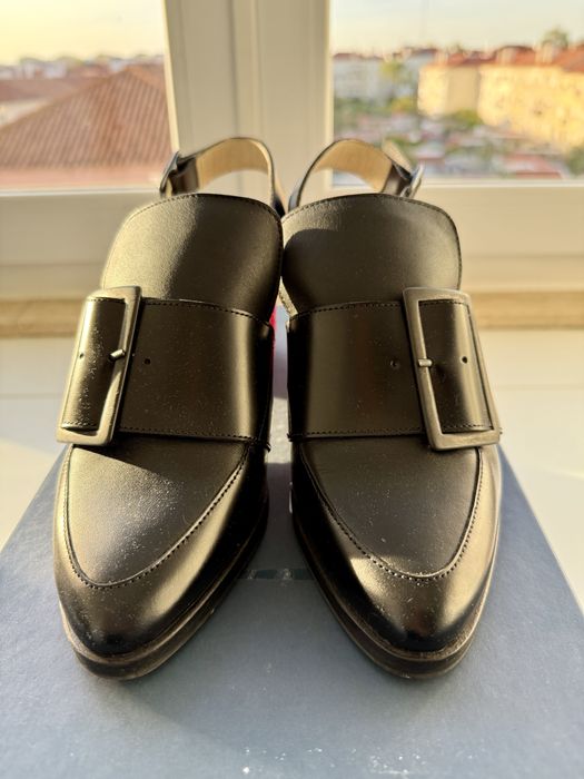 Sapatos abertos em pele da Eureka