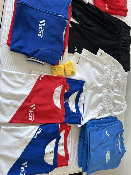 Roupas de ténis de criança