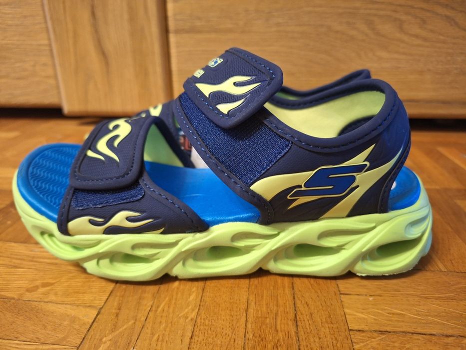 Sandały dla chłopca Skechers. Świecące. R. 35