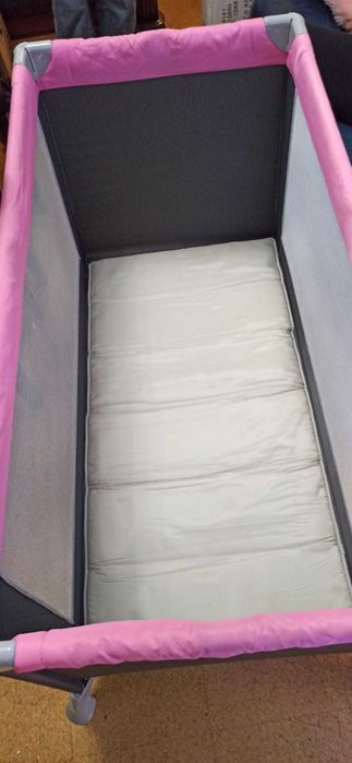 cama / parque de bebé