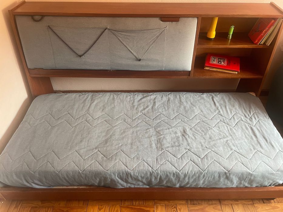 Oportunidade - Cama solteiro (madeira maciça) com estante e colchão