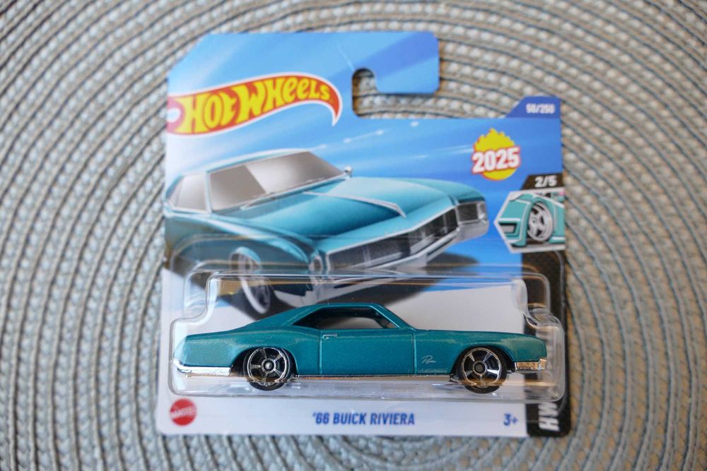 Hot Wheels autko "Resork" '66 BUICK RIVIERA edycja 2025r.